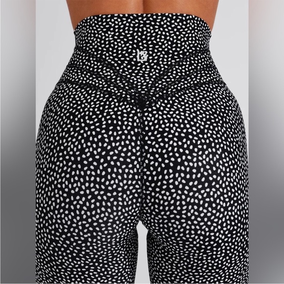 Buffbunny Legacy Leggings Nubre High Waist in Black Bossy Print Sz Medium - Picture 5 of 15